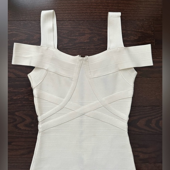 Marciano Cream Off-Shoulder body con Dress - Picture 3 of 7